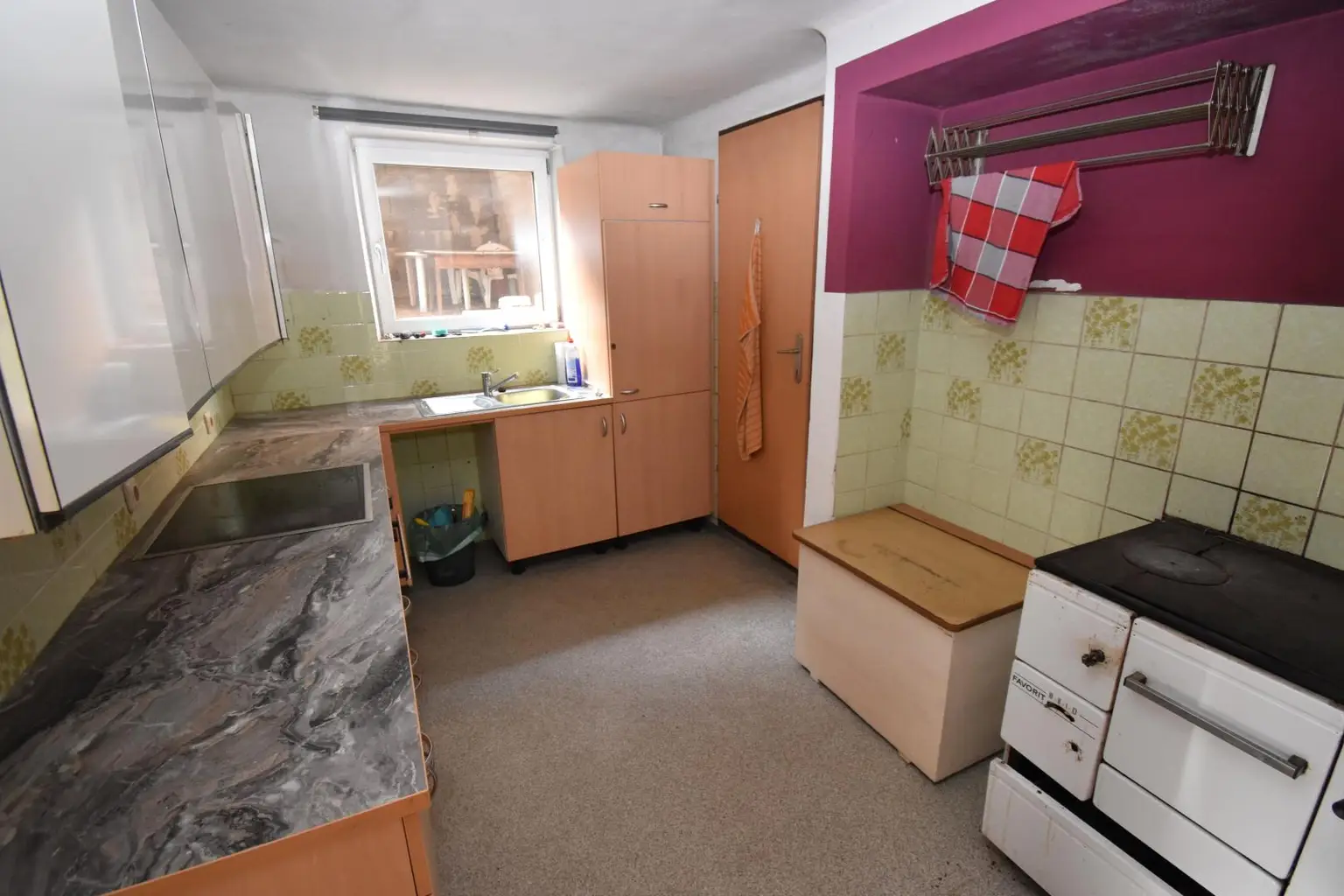 Wohnhaus mit SANIERUNGSBEDARF