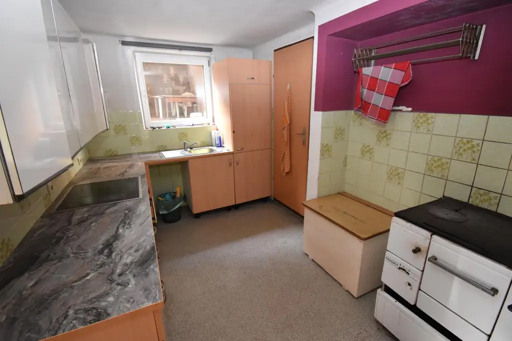 Wohnhaus mit SANIERUNGSBEDARF