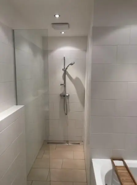 Bad mit Dusche und Wanne