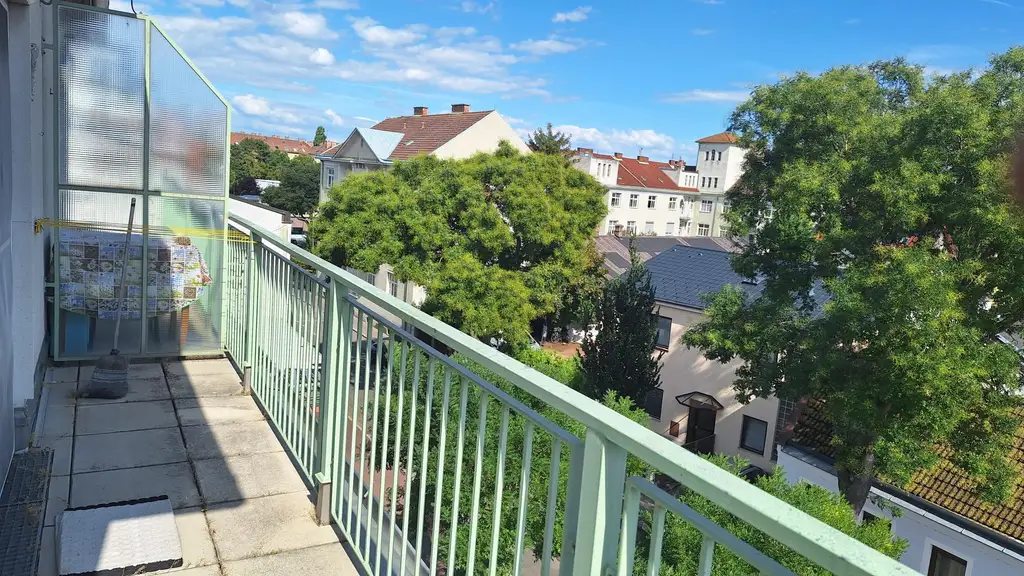 Zentrumsnahe sonnige Dachgeschosswohnung  mit Eckterrasse in Schwechat.