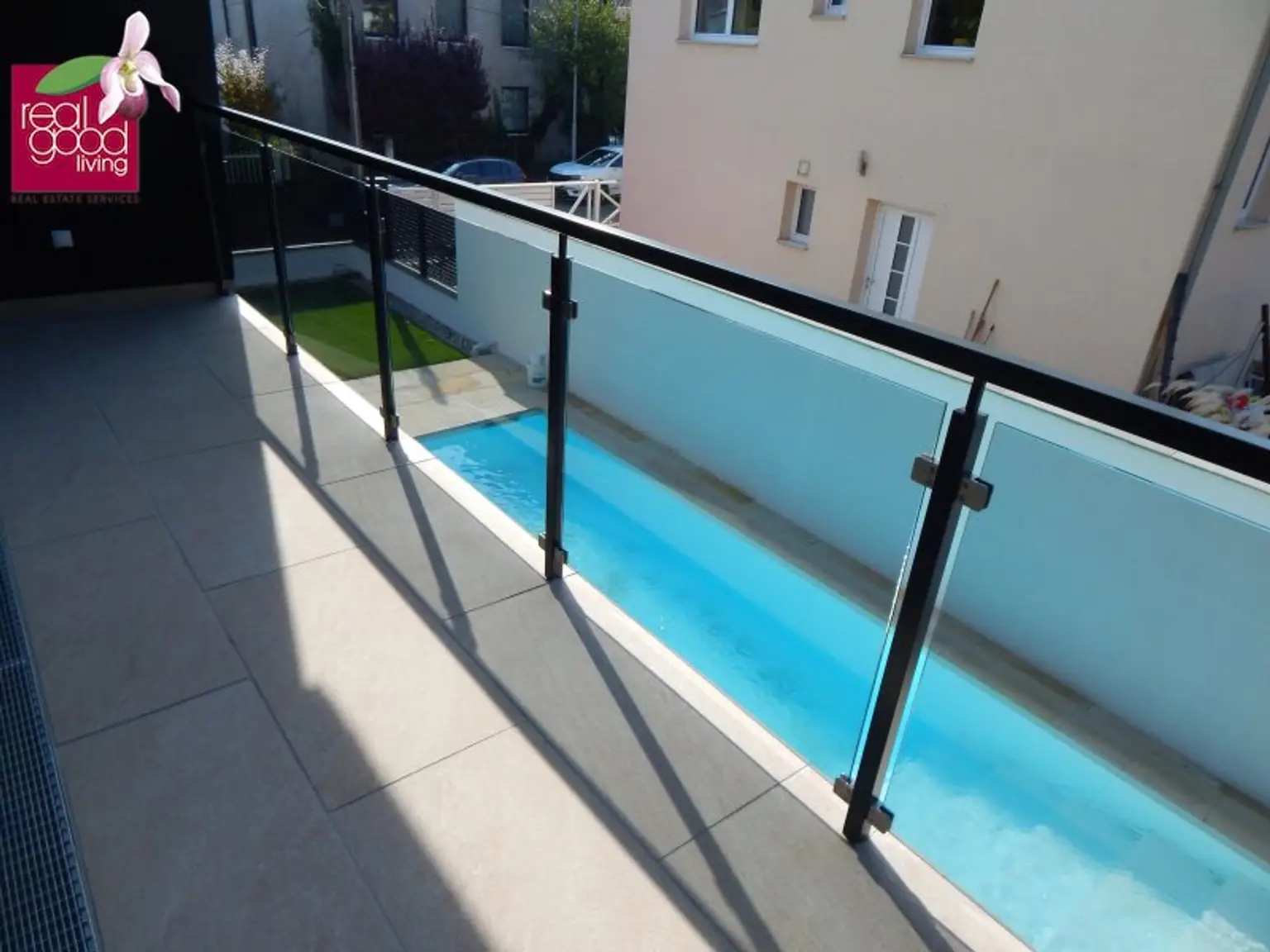 Villa mit Pool, voll unterkellert – mit Top-Ausstattung