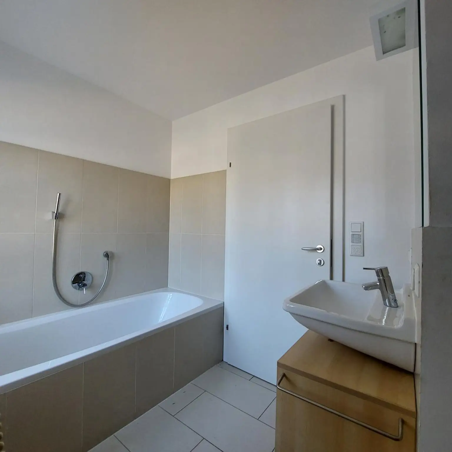 modernes Badezimmer