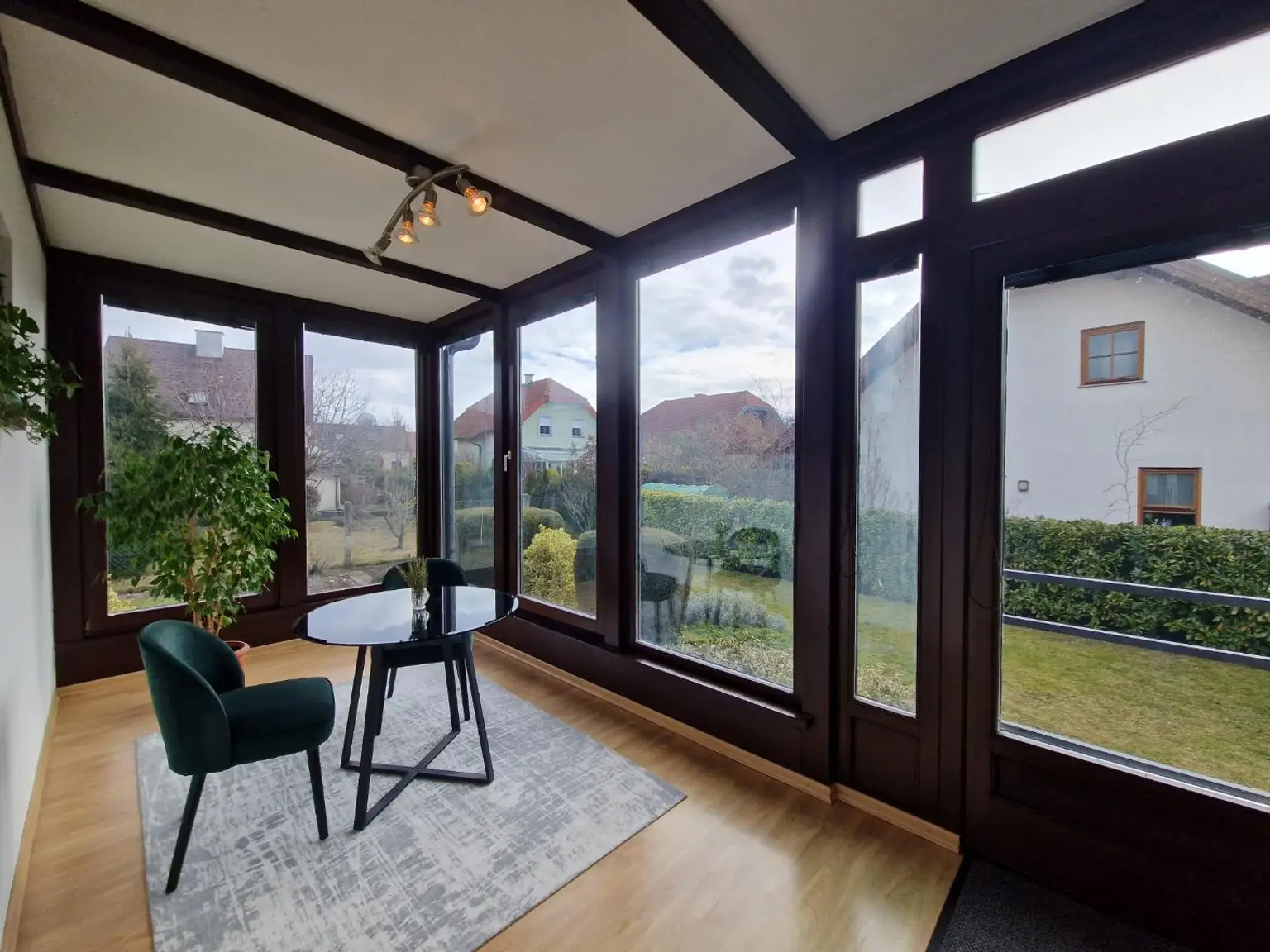 Veranda mit separatem Eingang zum Zubau