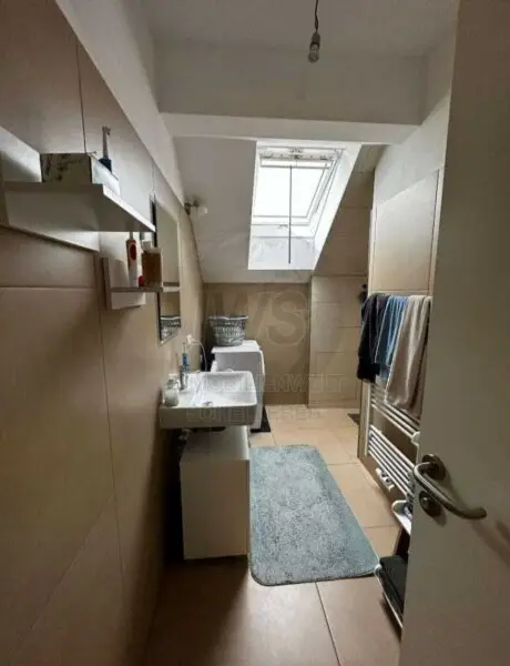 Attraktives Zinshaus in Wels: Modernisiert, 256m², Garten, Garage & 7 Stellplätze!