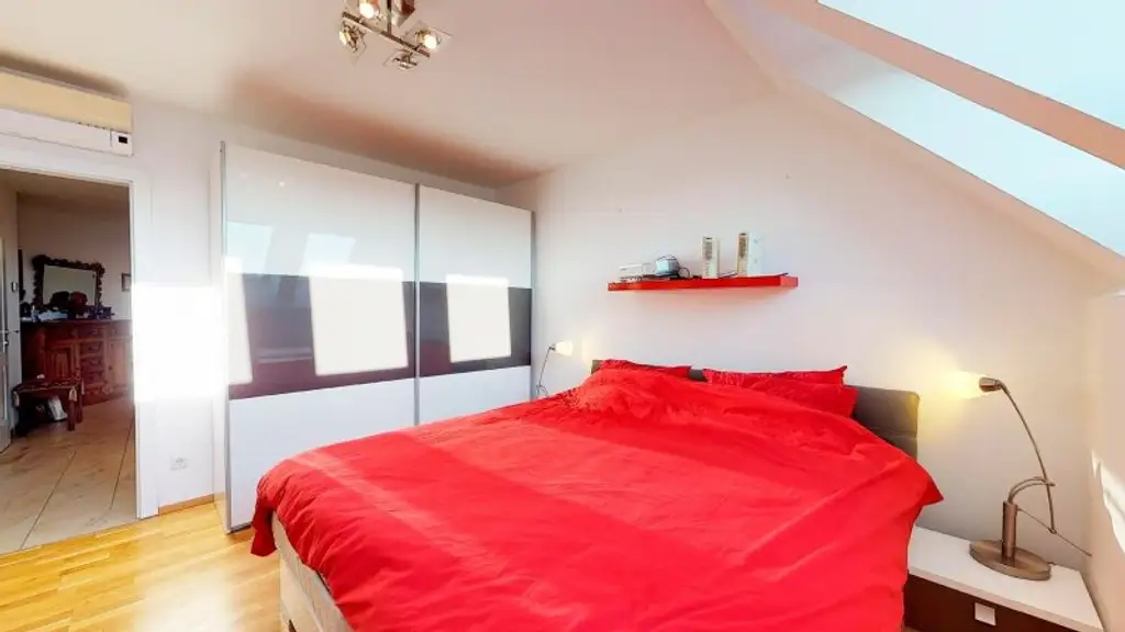 Auserlesene, klimatisierte Stadtwohnung mit Balkon und Dachterrasse mit fantastischem 360° Panorama-Blick über Wien