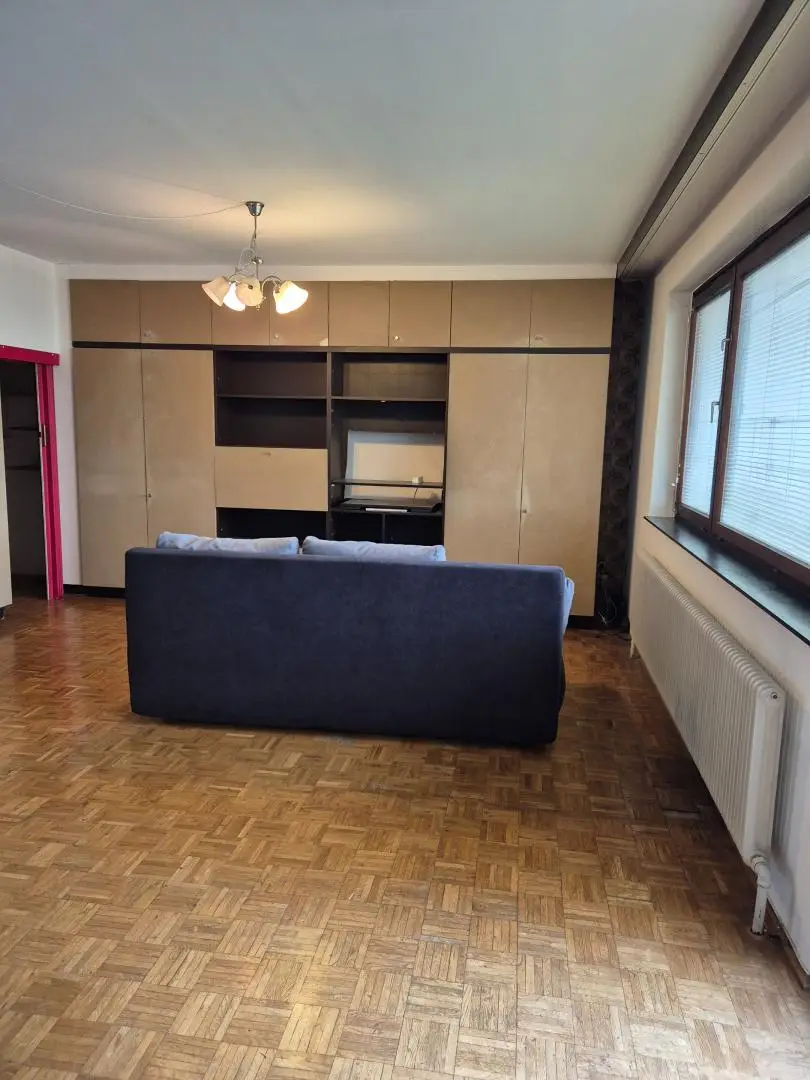 Renovierungsbedürftige 4 Zimmer Wohnung mit Loggia