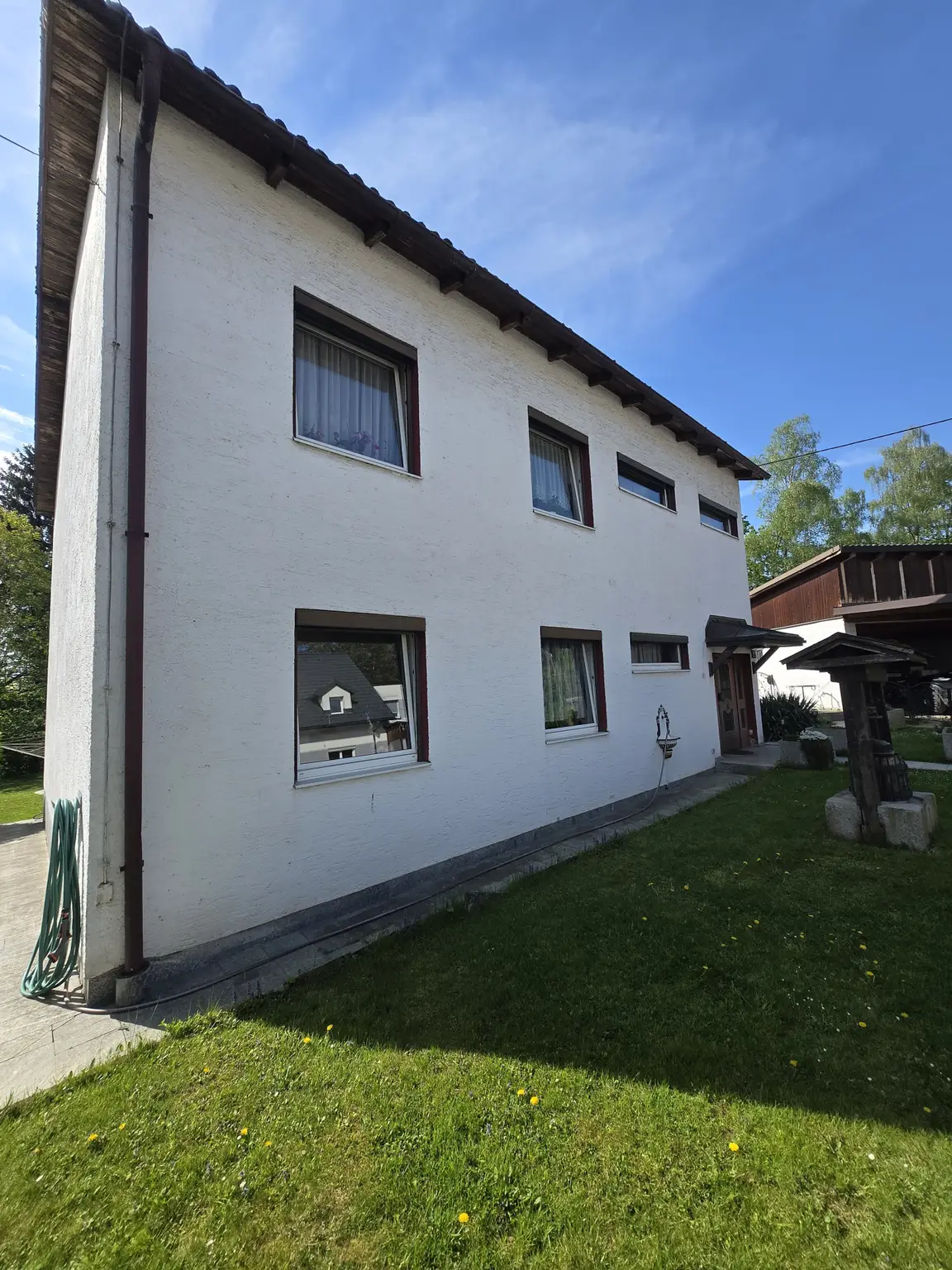 Einfamilienhaus - Zufahrtsstrasse (Nord-Osten)