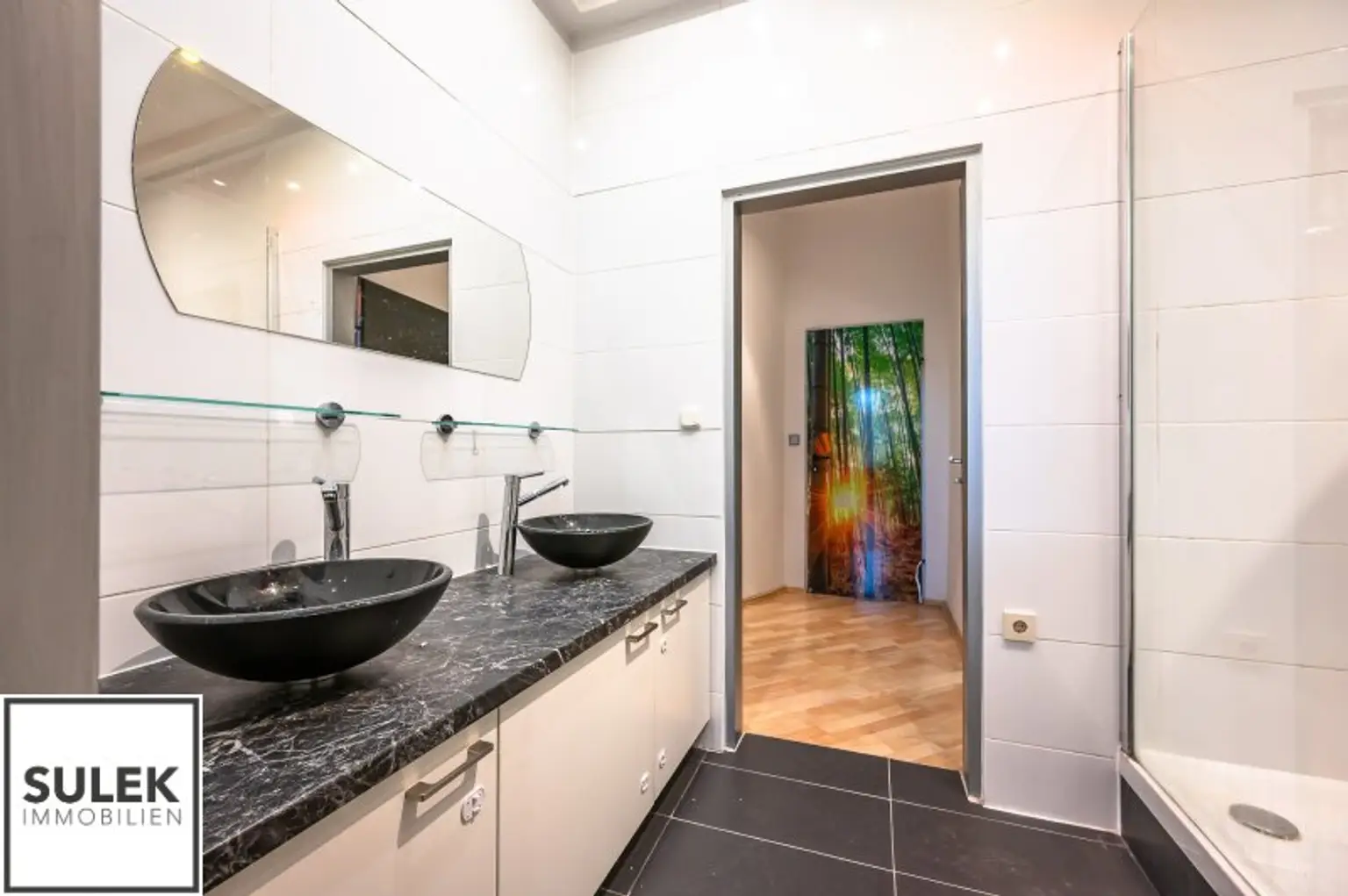 Adaptierungsbedürftige Erkerwohnung direkt beim Schloss Schönbrunn - 3 Zimmer