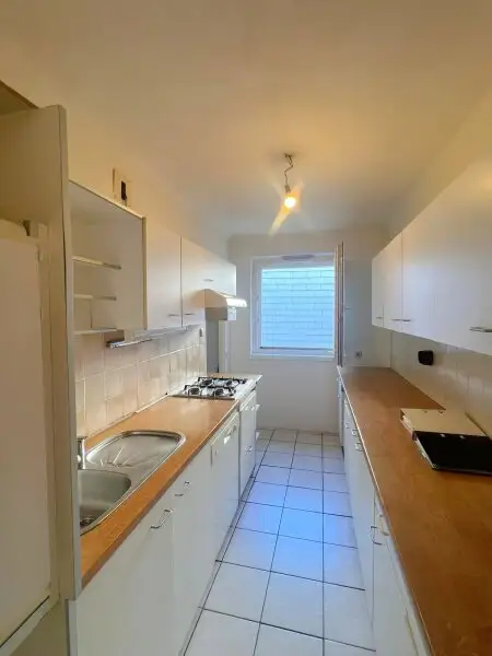 Lichtdurchflutete 2-Zimmer-Wohnung mit Charme & Potenzial in thermisch saniertem 1965-Neubau