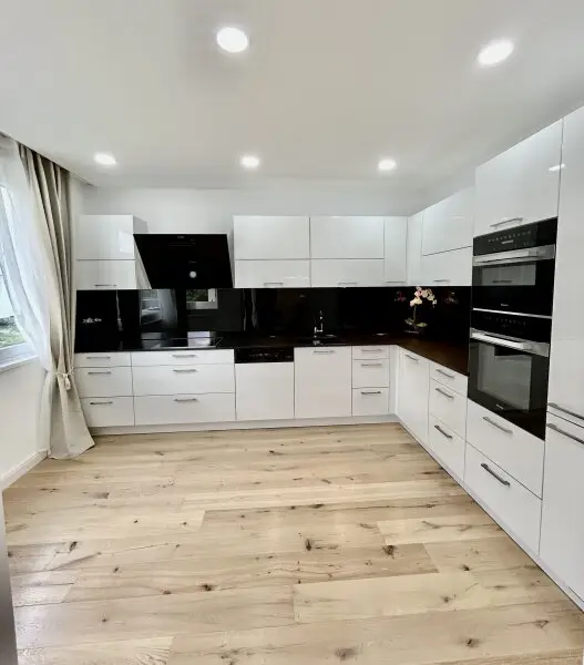 Hochwertige 4 Zimmer Wohnung - Pool, Wellnessbereich - 2 Garagenplätze - atemberaubender Ausblick