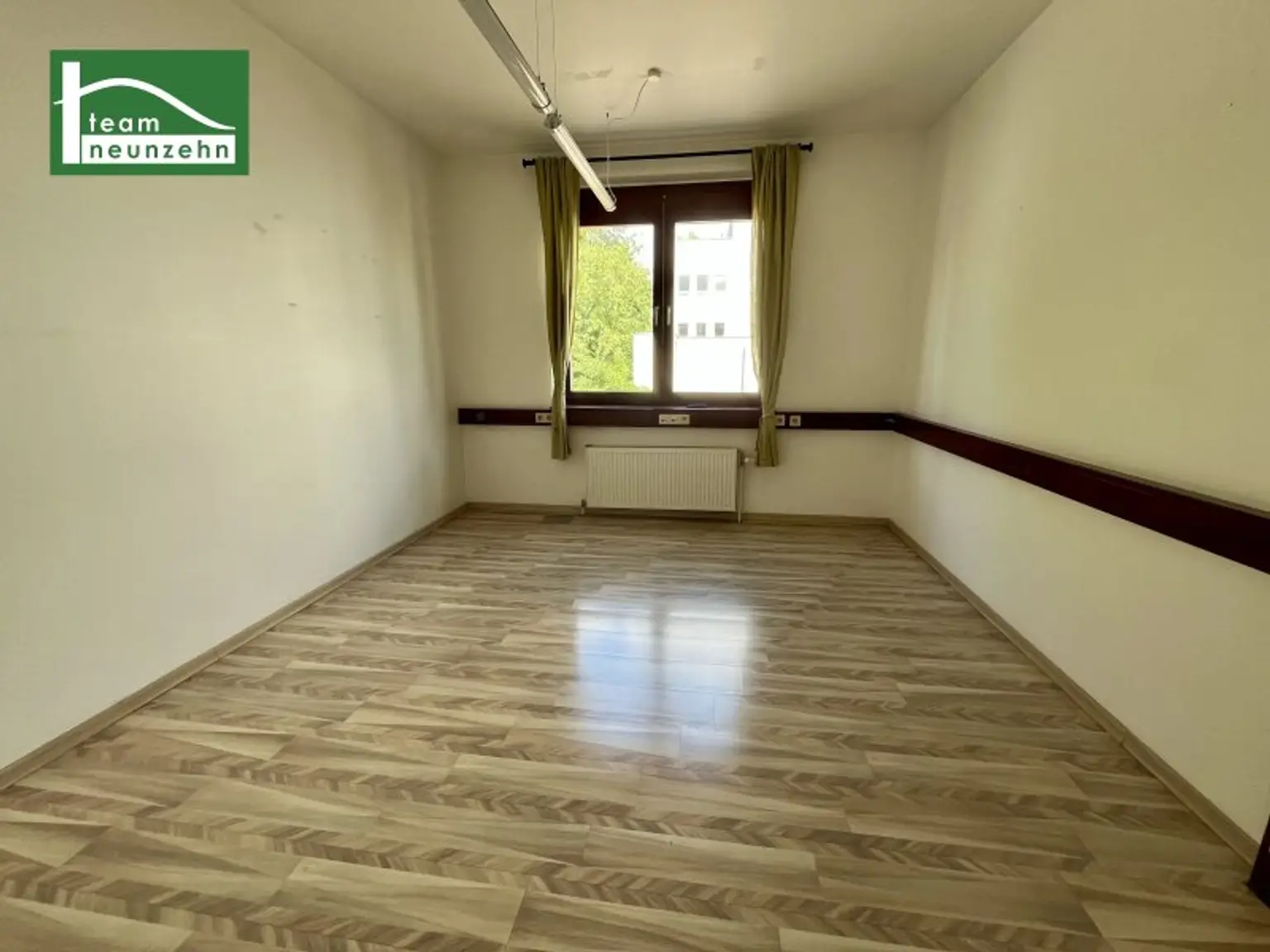 Büroflächen im Gewerbegebiet Strebersdorf. 1 gesamtes Stockwerk! 6 Parkplätze inkludiert!