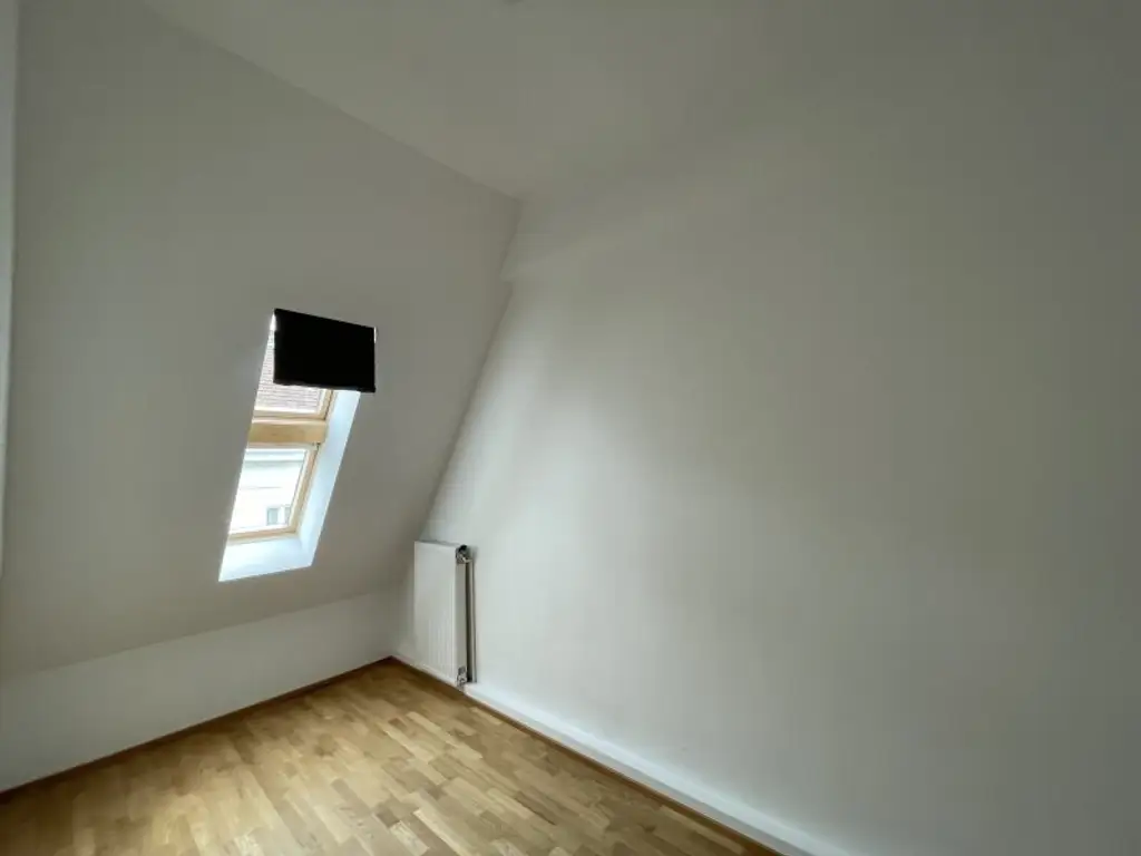 LOFTARTIGE DACHGESCHOSS-WOHNUNG -- 5 ZIMMER -- BALKON/RUHELAGE/KLIMA/U-BAHN -- UNBEFRISTET!