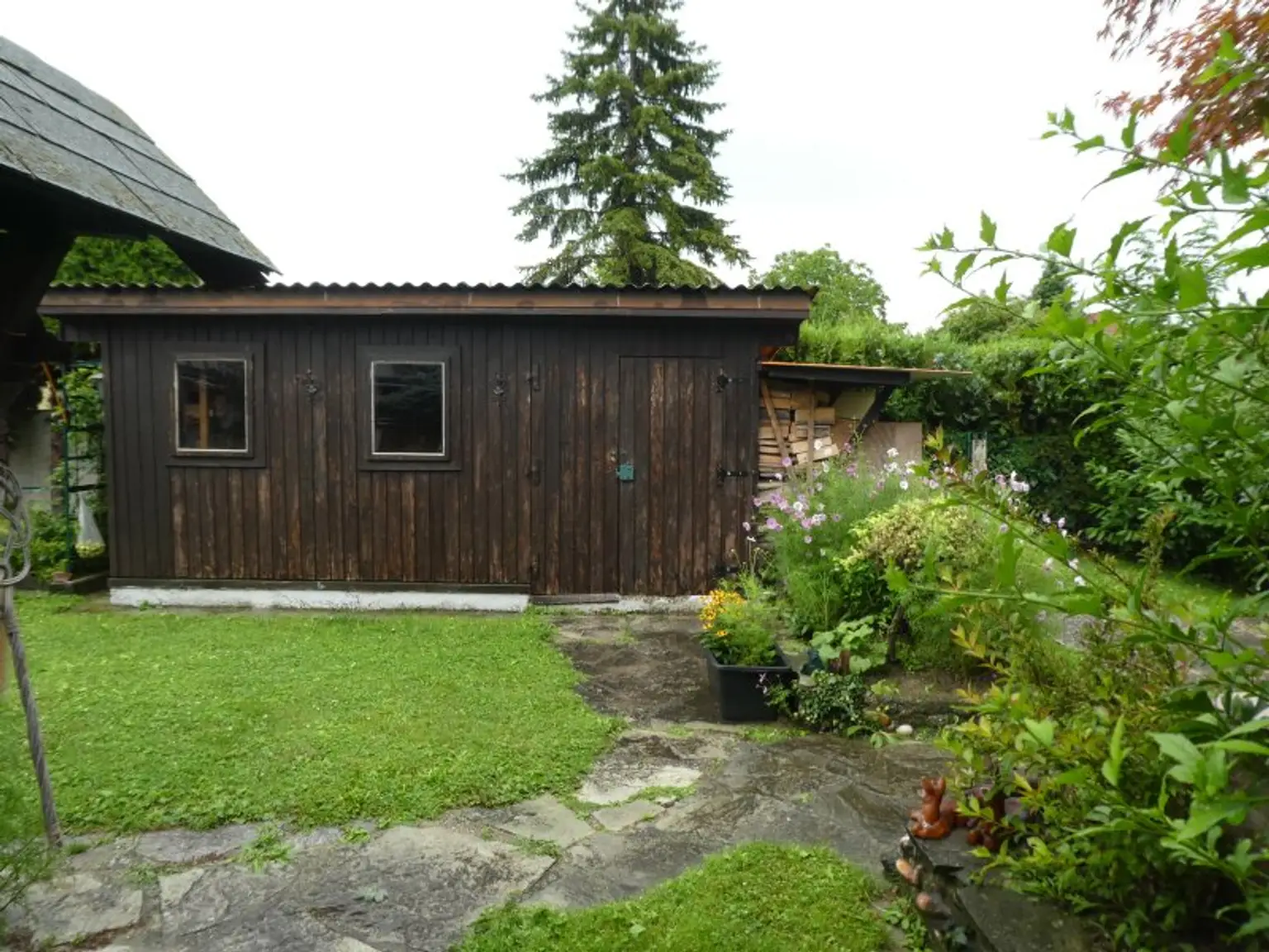 PRIVATSPHÄRE: KLEINES HAUS  mit ENTZÜCKENDEN GARTEN, Garage und Lagerräume - NÄHE BAHNHOF