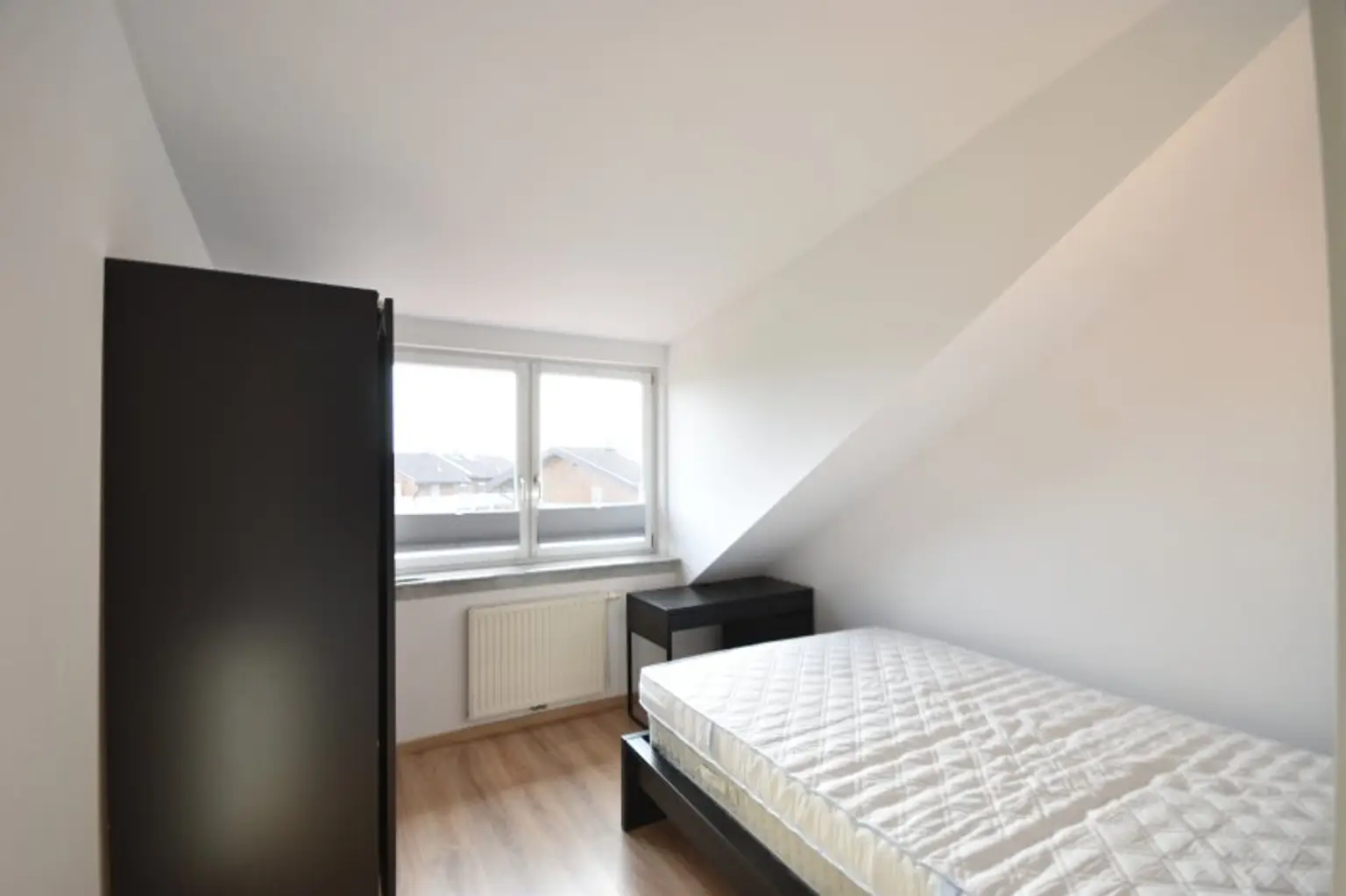 Schlafzimmer - Kleines möbliertes 2 Zimmer Apartment mit Balkon und schöner Aussicht Miete Oberndorf bei Salzburg