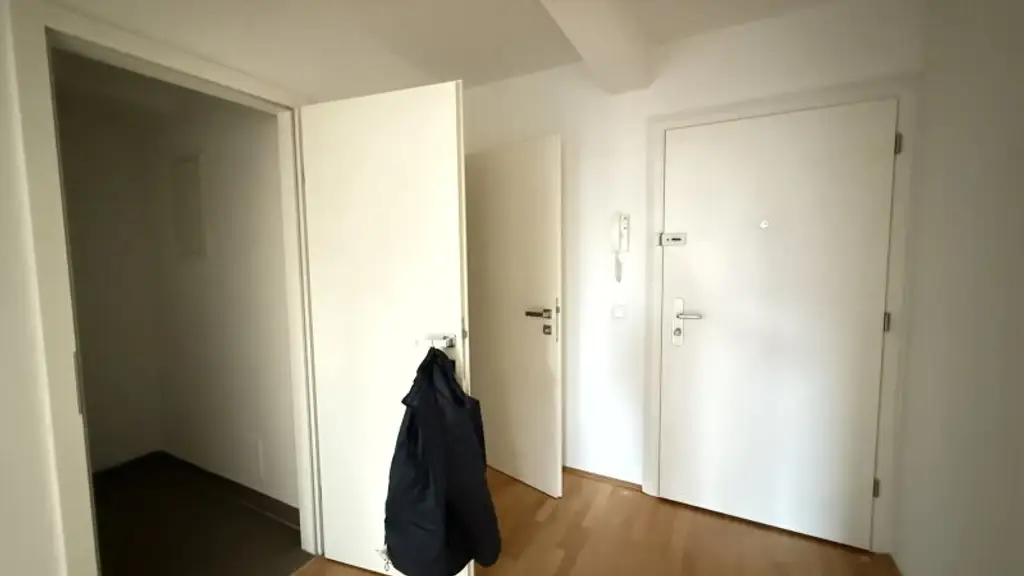 Nahe Schönbrunn: 2-Zimmer-Wohnung mit Balkon und Wintergarten, sowie ein opt. Stellplatz!