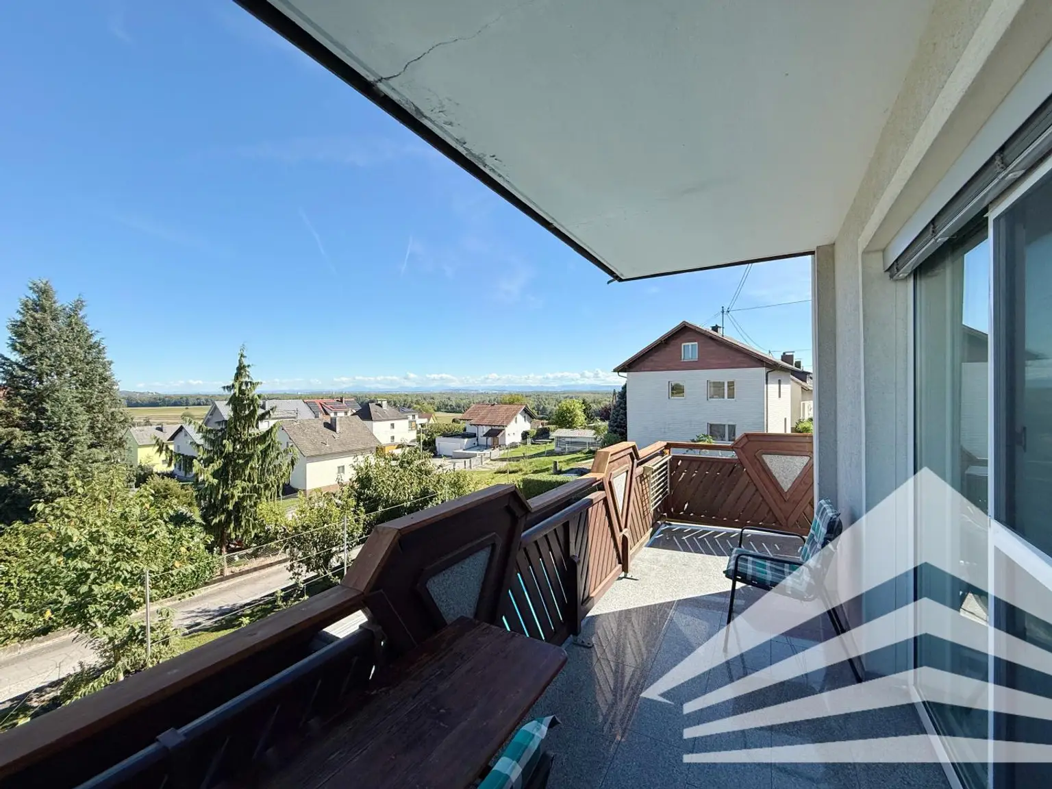 Großzügiges Mehrfamilienhaus in schöner Aussichtslage in Abwinden! 2 Garagen Plus Carport!