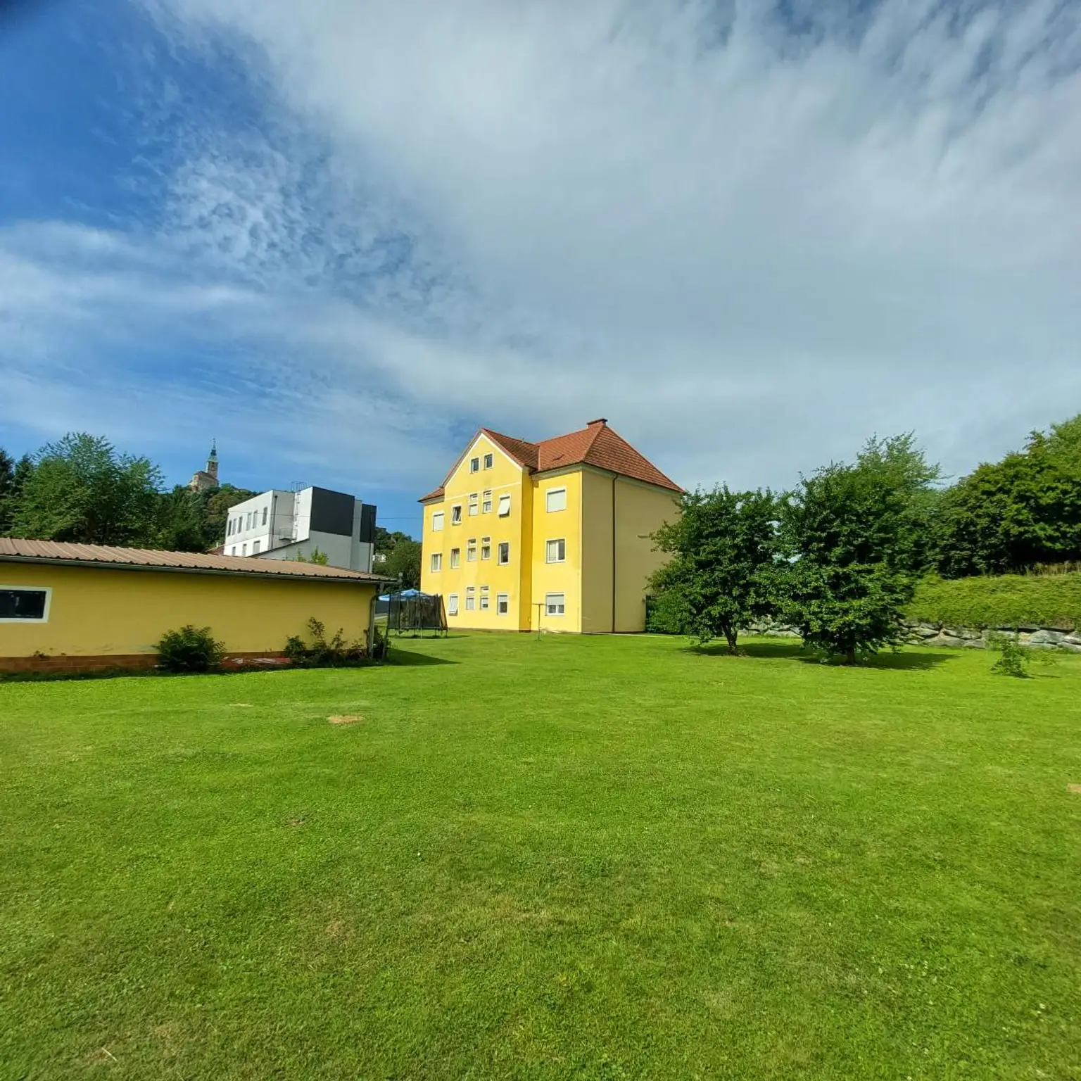 Mehrparteienhaus mit zwei Geschäftslokalen