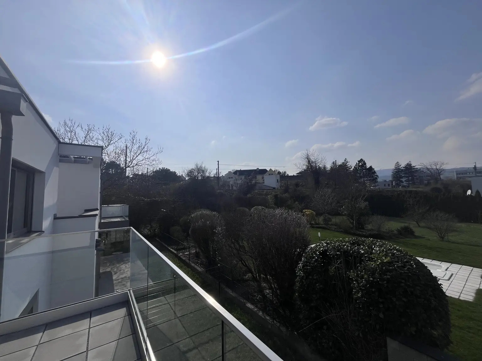 Erstbezug !! Traumhafte Doppelhaushälfte , Wohnkeller  mit Garten und 2 Stellplätzen!