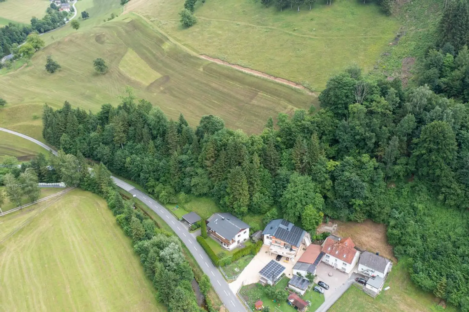 WOHNEN IM GRÜNEN – 242 m² WOHN-NUTZFLÄCHE – 3.903 m² GRUNDSTÜCK! Charmantes Einfamilienhaus voller Potenzial und zahlreicher Gestaltungsmöglichkeiten!