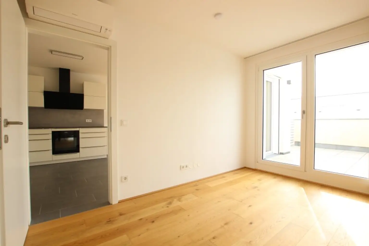 KLIMAANLAGE, SCHWIMMBAD, SCHÖNE TERRASSE MIT ELEKTRISCHER MARKISE, BAUJAHR 2022, GRÜNRUHELAGE KORNEUBURG!!