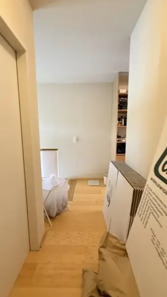 Tokiostraße / Kirschblütenpark: VIS / Japanische Schule: Möblierte 4 Zimmer-Maisonetten-Wohnung mit einer Loggia und Terrasse + optionaler Garagenstellplatz!