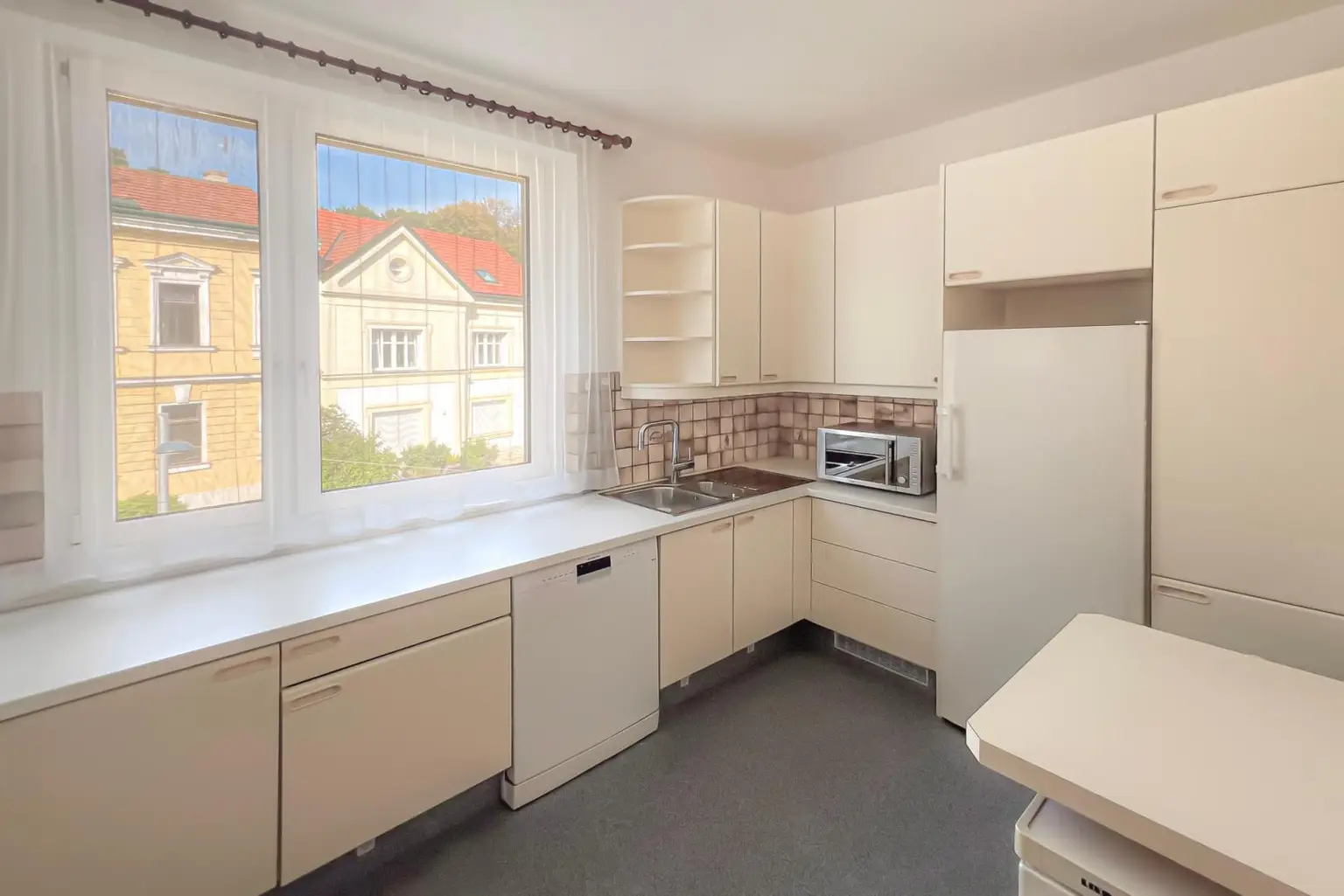 “Rare Parkside Living! Beside Vienna’s Romantic English Garden!“