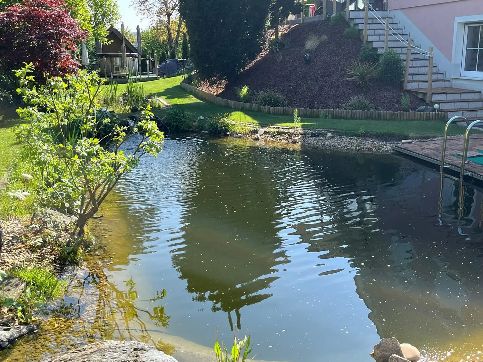 Eine Einzigartige Liegenschaft mit Schwimmteich für Wasserliebhaber