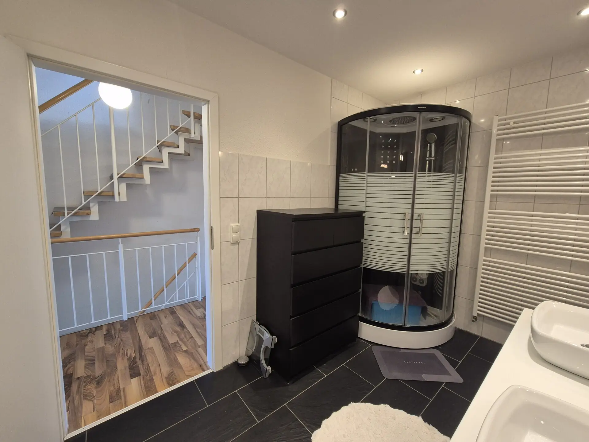 Bad OG mit Wanne+Dusche+Waschplatz Ansicht 3