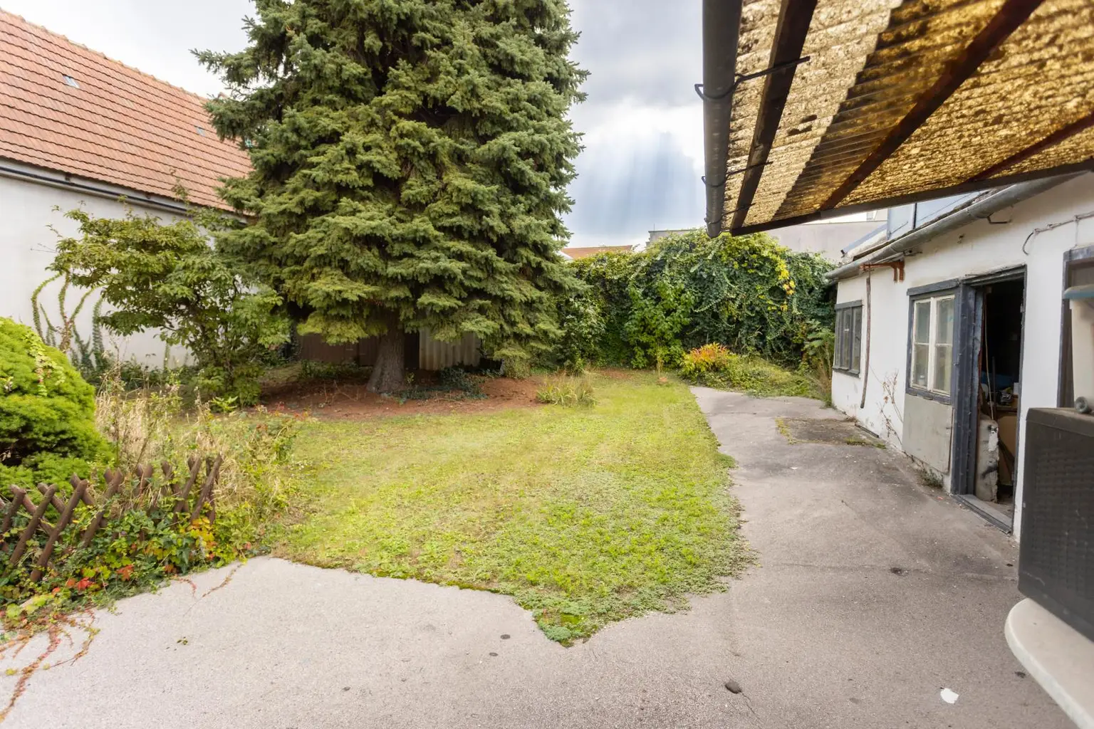 Kaiserebersdorf: Grundstück mit Altbestand und Entwicklungspotenzial