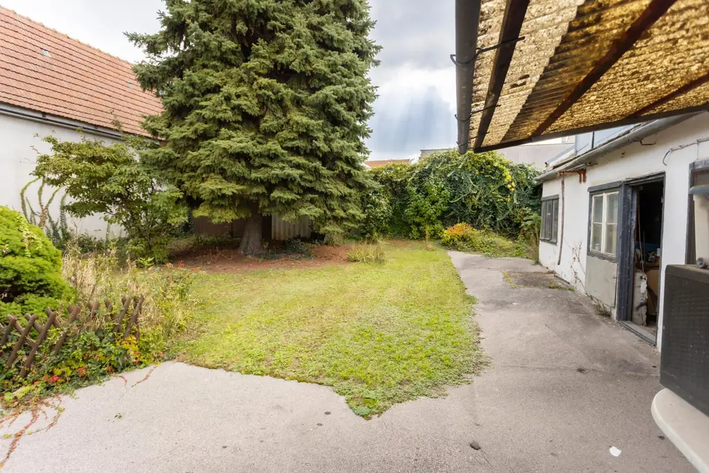 Kaiserebersdorf: Grundstück mit Altbestand und Entwicklungspotenzial