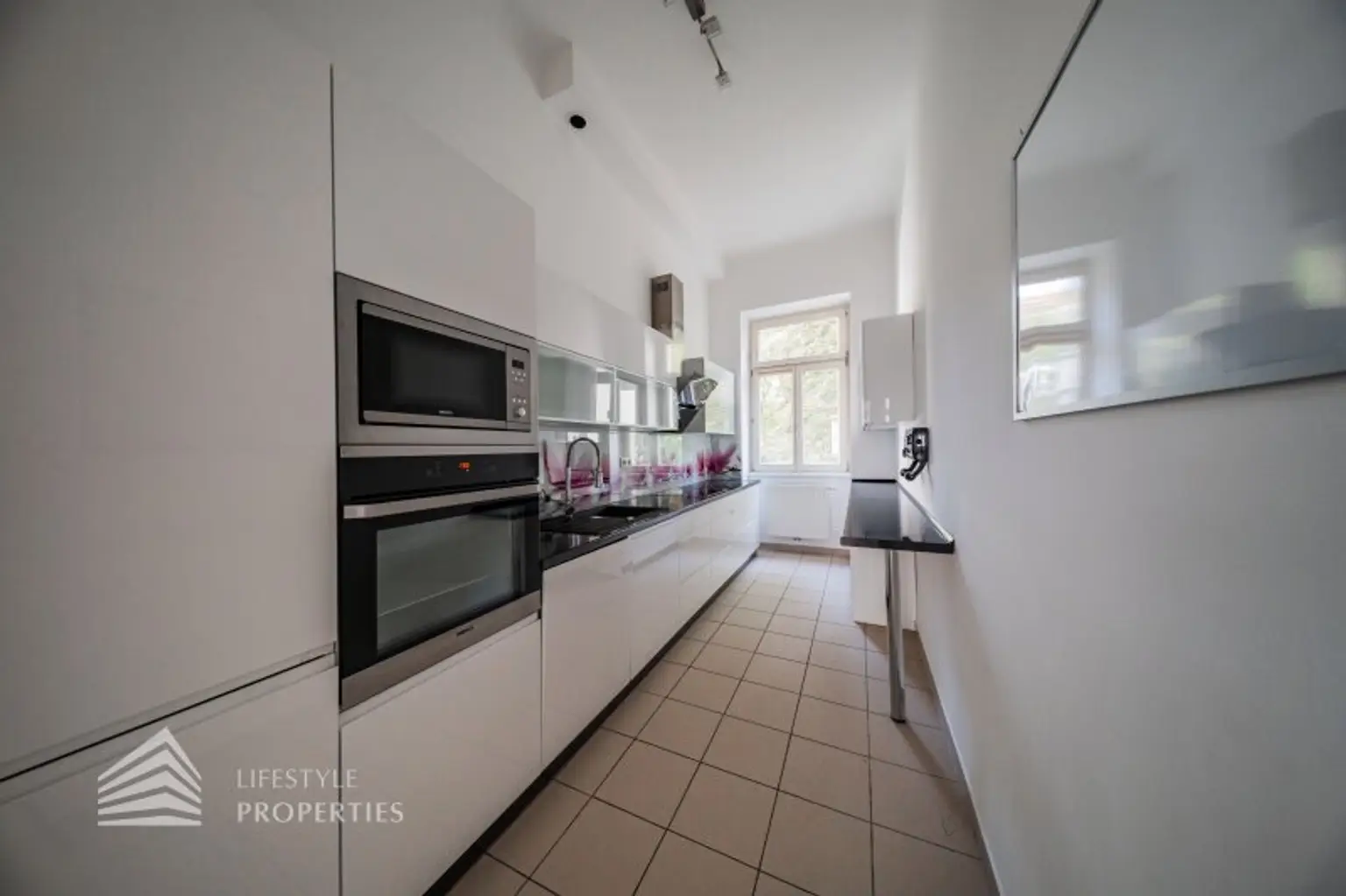 Helle 2-Zimmer Wohnung, Nähe Landstraße Hauptstraße