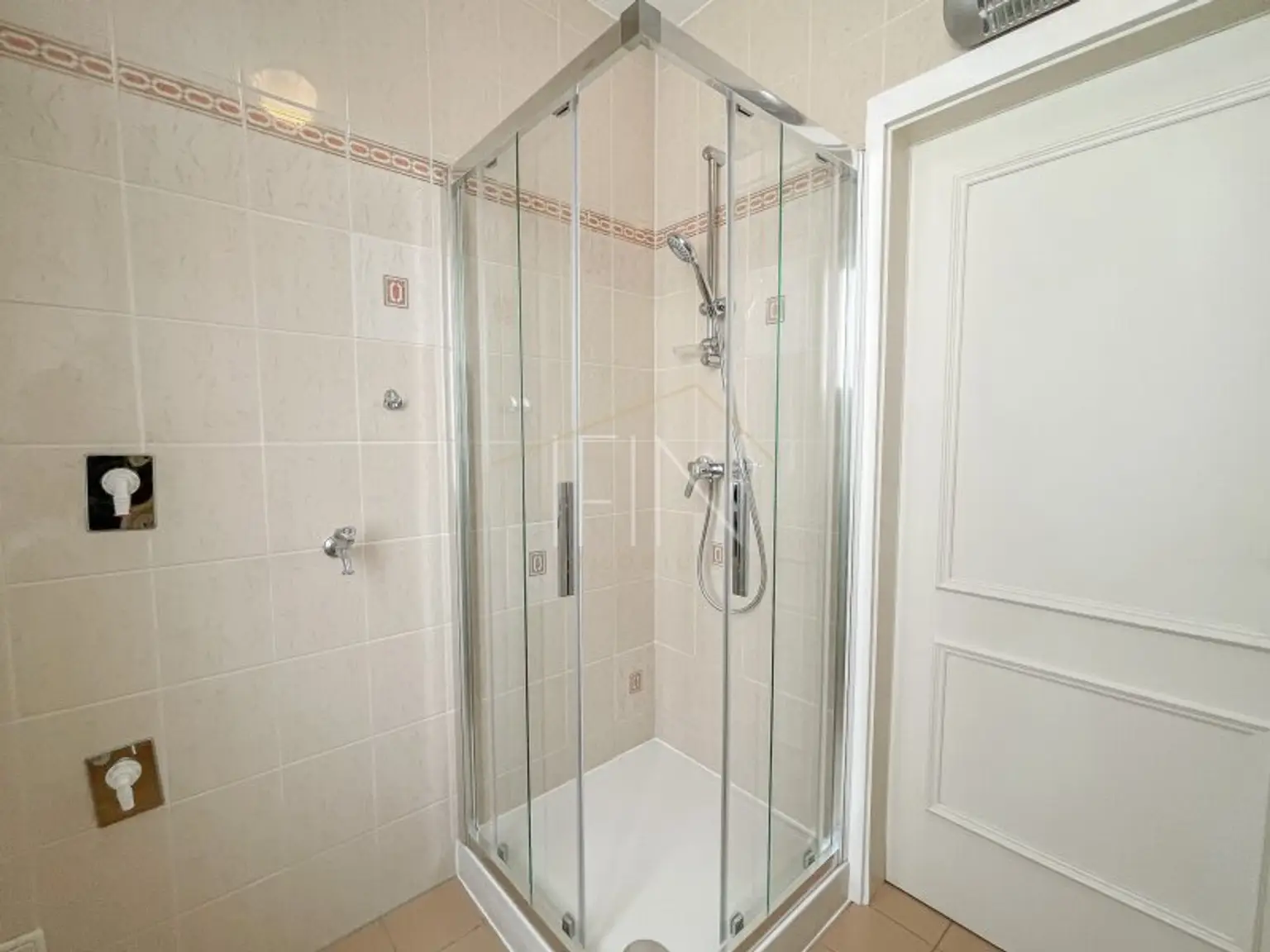 Schöne 2-Zimmer-Wohnung mit Garage in U-Bahn Nähe