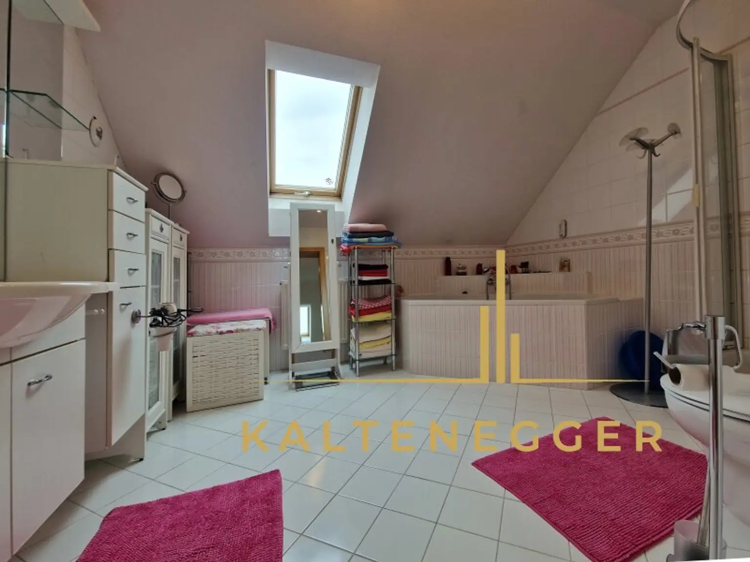 DG: Bad + WC ca. 8,75 m²