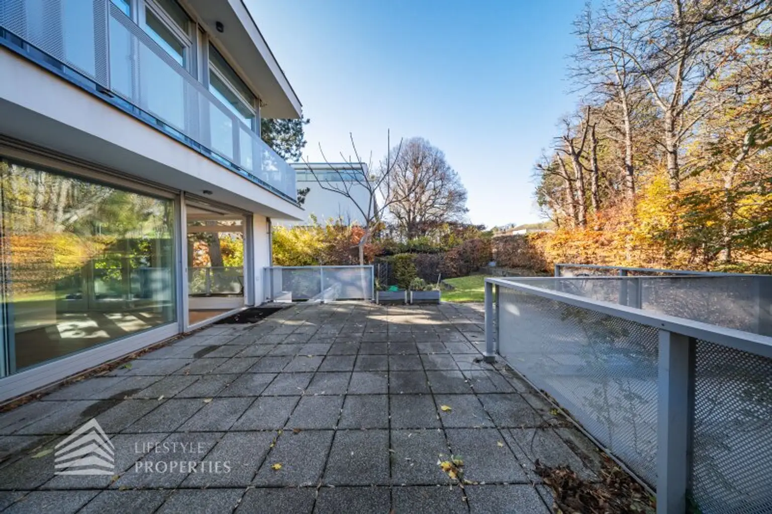 Wunderschöne 5 - Zimmer Wohnung mit Terrasse und Garten