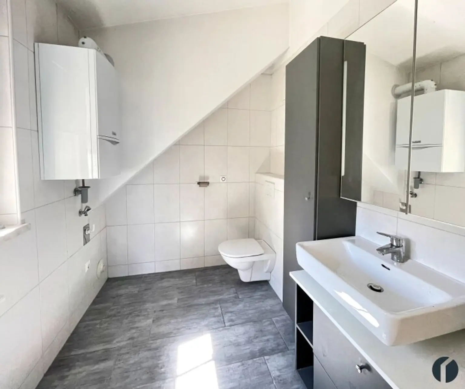 Bad mit Dusche und WC