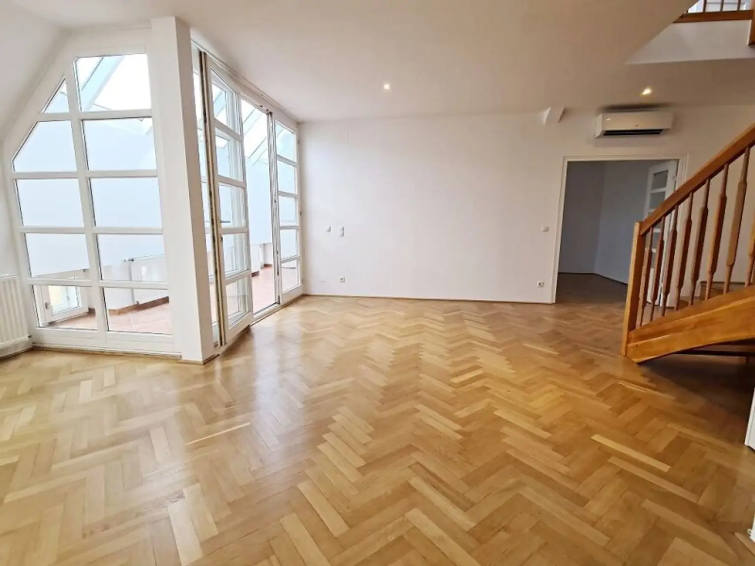 ZELINKAGASSE, DACHGESCHOSS, klimatisierte 157 m2 Maisonette mit 18 m2 Terrasse, 4 Zimmer, Küche, Wintergarten, 2 Bäder, Börse-Nähe