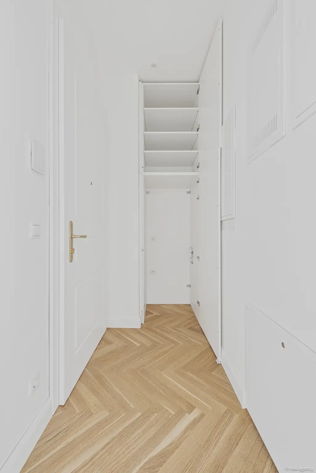 EIN WIENER ALTBAU, ZEITGEMÄSS GEDACHT