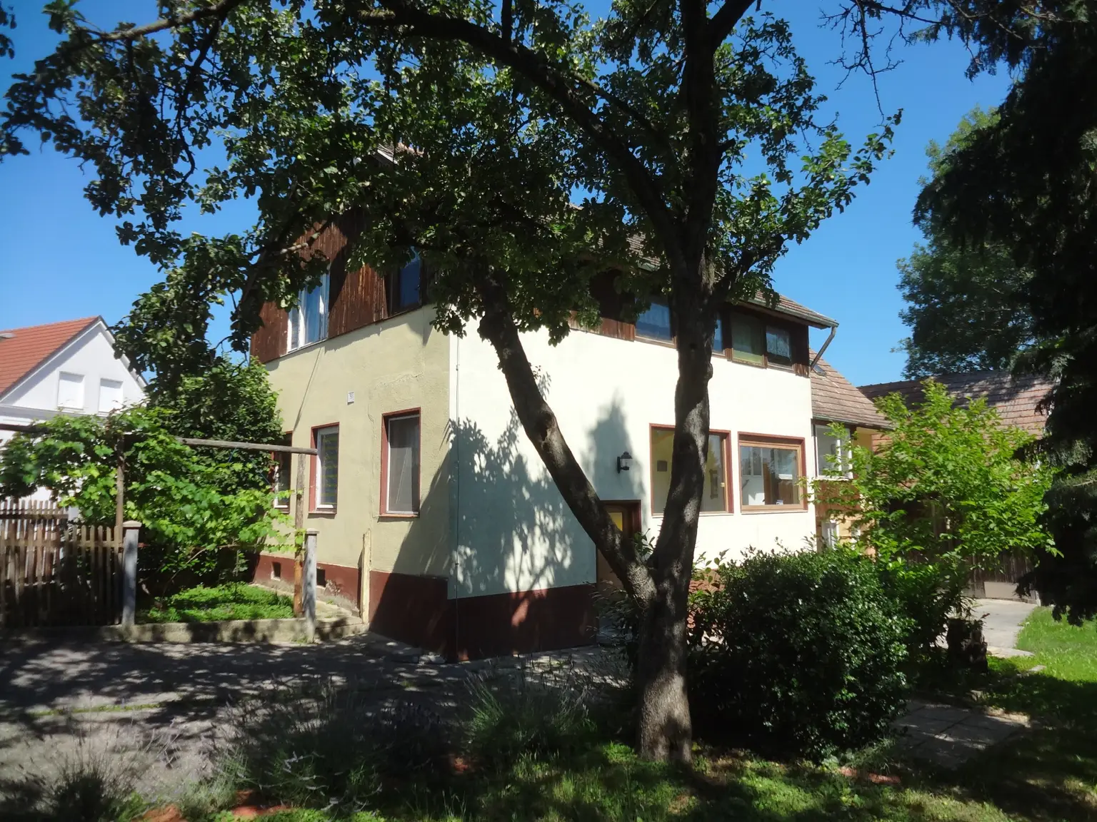 ÄLTERES HAUS - GROSSER GARTEN - SCHEUNE - SCHUPPEN - RUHELAGE