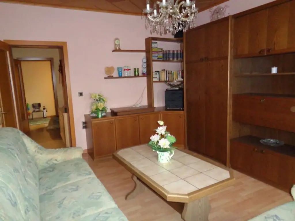 Jedenspeigen: S- Bahn: kleiner, bezugsfertiger Wohnhit mit Innenhof,ohne Garten