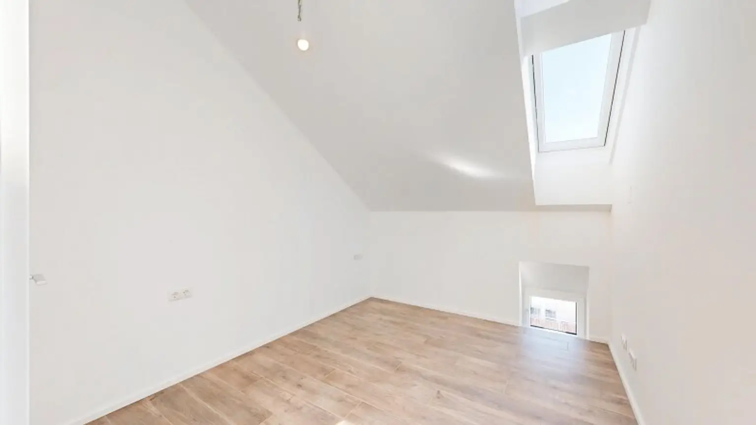Moderne 2-Zimmer Dachgeschosswohnung | Terrasse | Klimaanlage | Nähe Café Hummel | Erstbezug