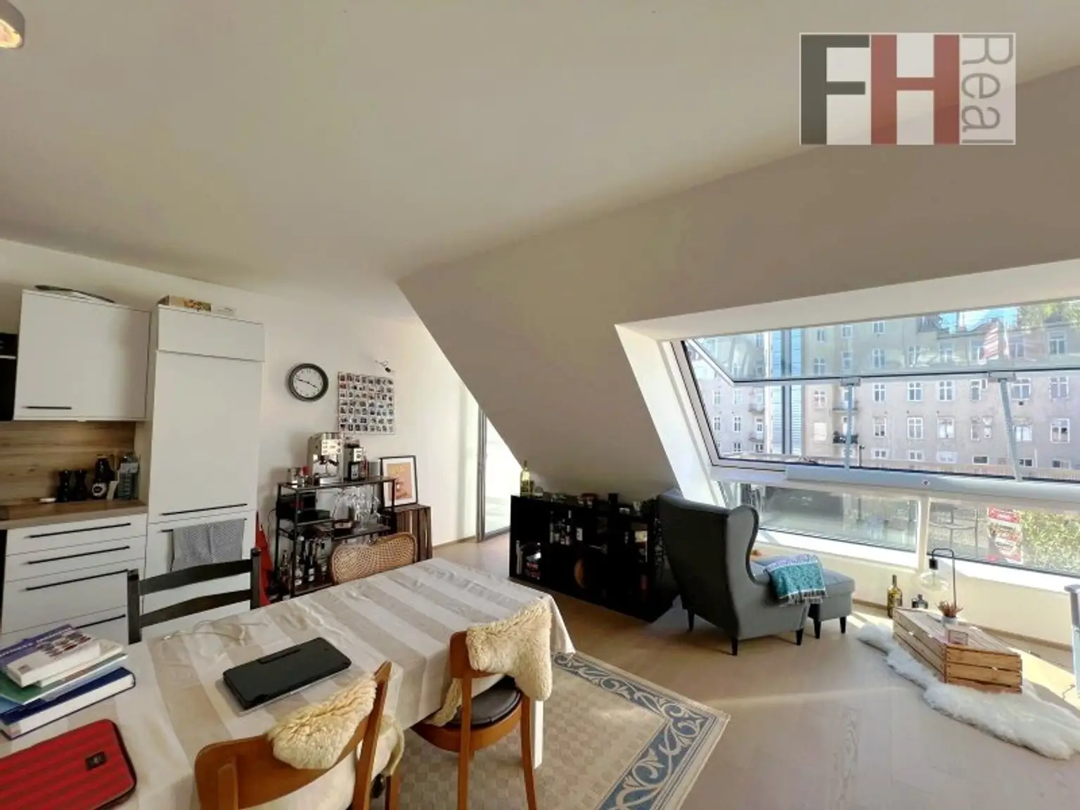 Neuwertige Dachgeschossmaisonette in Mariahilfer TOP-Lage, 2,5 Zimmer, 2 Terrassen Richtung Nord/West in ruhigen Innenhof!