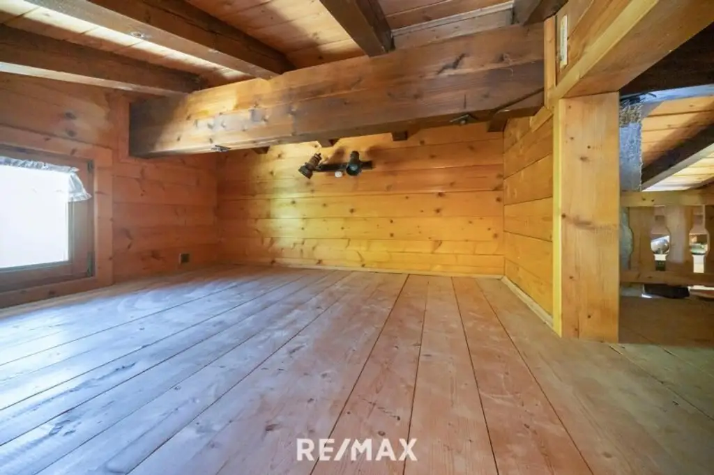 „Wohnen im Einklang mit der Natur – Stilvolles Holzhaus in traumhafter Ruhelage auf unverbaubarem Grundstück“