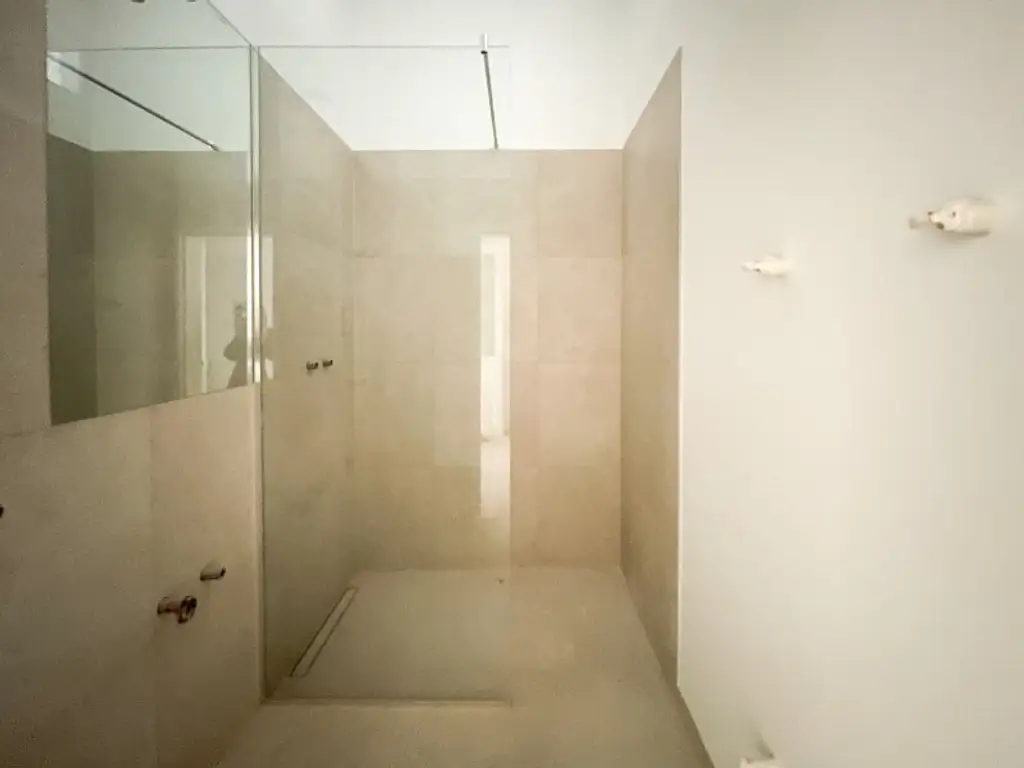 HISTORISCHES ZINSHAUS: wunderschön sanierte 2-Zimmer-Altbauwohnung