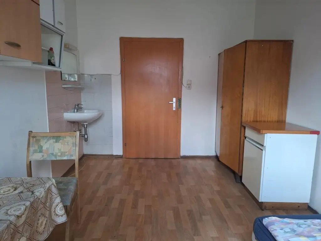 Ein teilmöbliertes Zimmer mit Gemeinschafts-küche, Bad und Toilette in Bruck/Mur zu mieten !