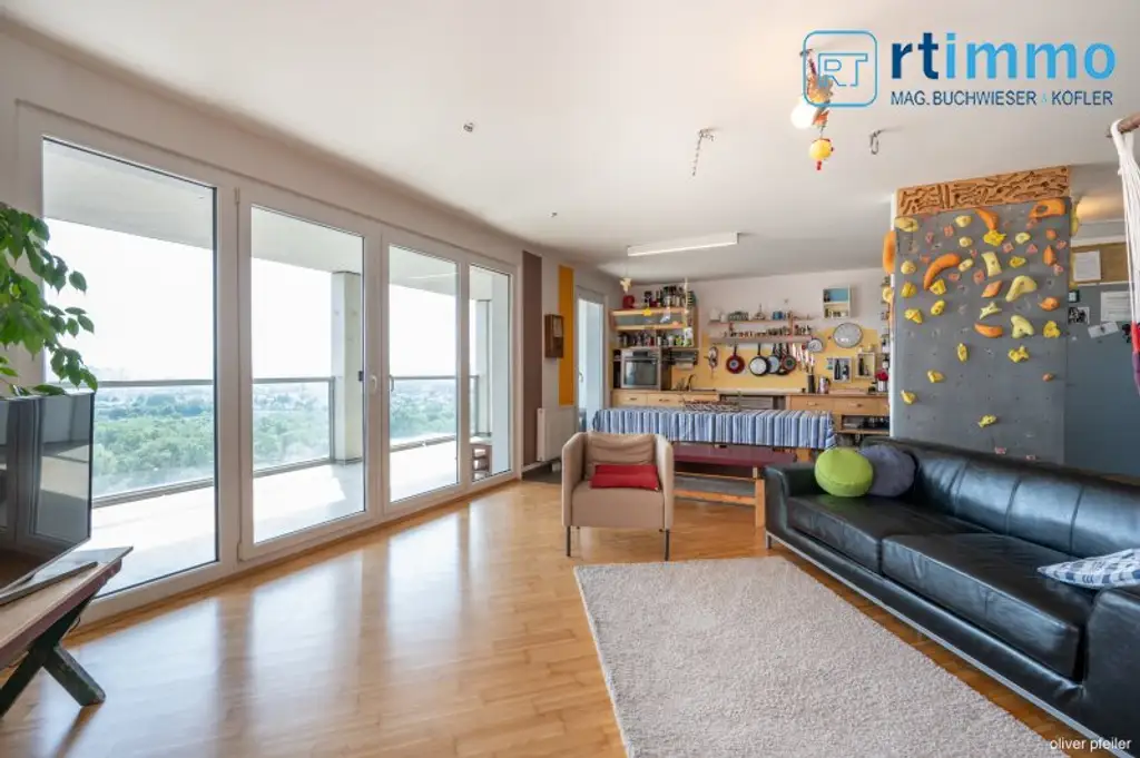 Himmelblau überall, 104m² mit über 23m² Freifläche auf 3,5 Zimmern. Atemberaubender Ausblick soweit das Auge reicht!