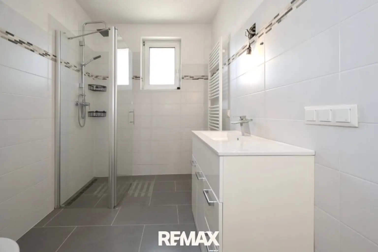 Voll unterkellertes Zweifamilienhaus mit Garten, Carport & Garage in sonniger Zentrumslage von Bad Hall!