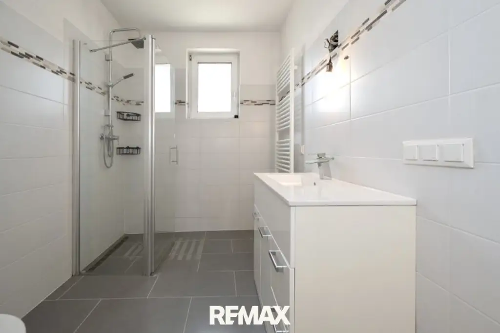 Voll unterkellertes Zweifamilienhaus mit Garten, Carport & Garage in sonniger Zentrumslage von Bad Hall!