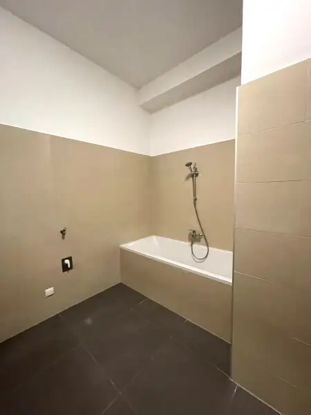 Große 1-Zimmer-Wohnung mit 58 m2, 1. Stock mit Lift! Zentrale Lage!