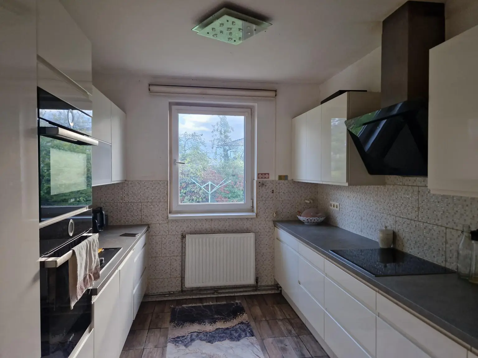 SANIERUNGSBEDÜRFTIGER BUNGALOW MIT TRAUMHAFTEM GARTEN ODER IHR BAUGRUNDSTÜCK FÜR IHR TRAUMHAUS IN ALLERBESTER WOHN- UND ZENTRUMSLAGE VON ABSDORF