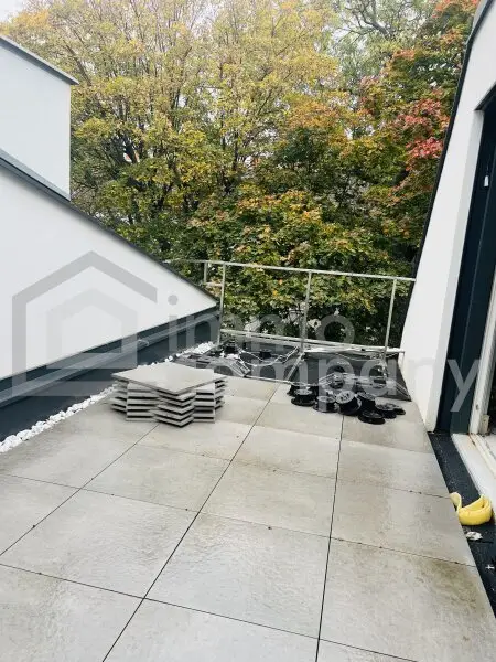 Schöne zweistöckige Wohnung mit Blick auf den Garten.